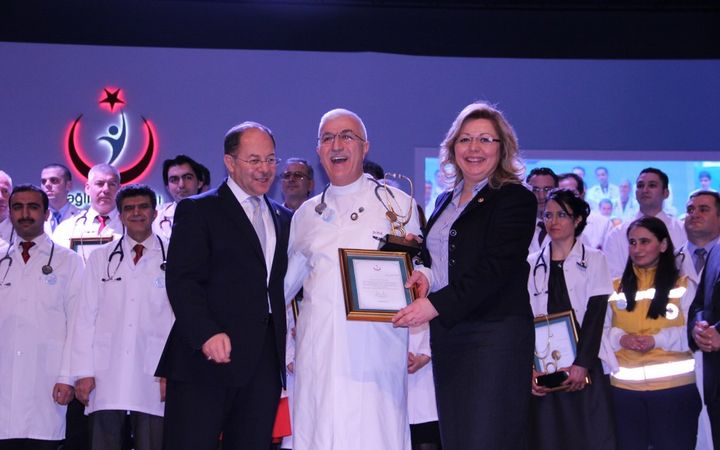 Üyemiz Dr. Hayri Gültekin Yılın Doktoru ödülü aldı